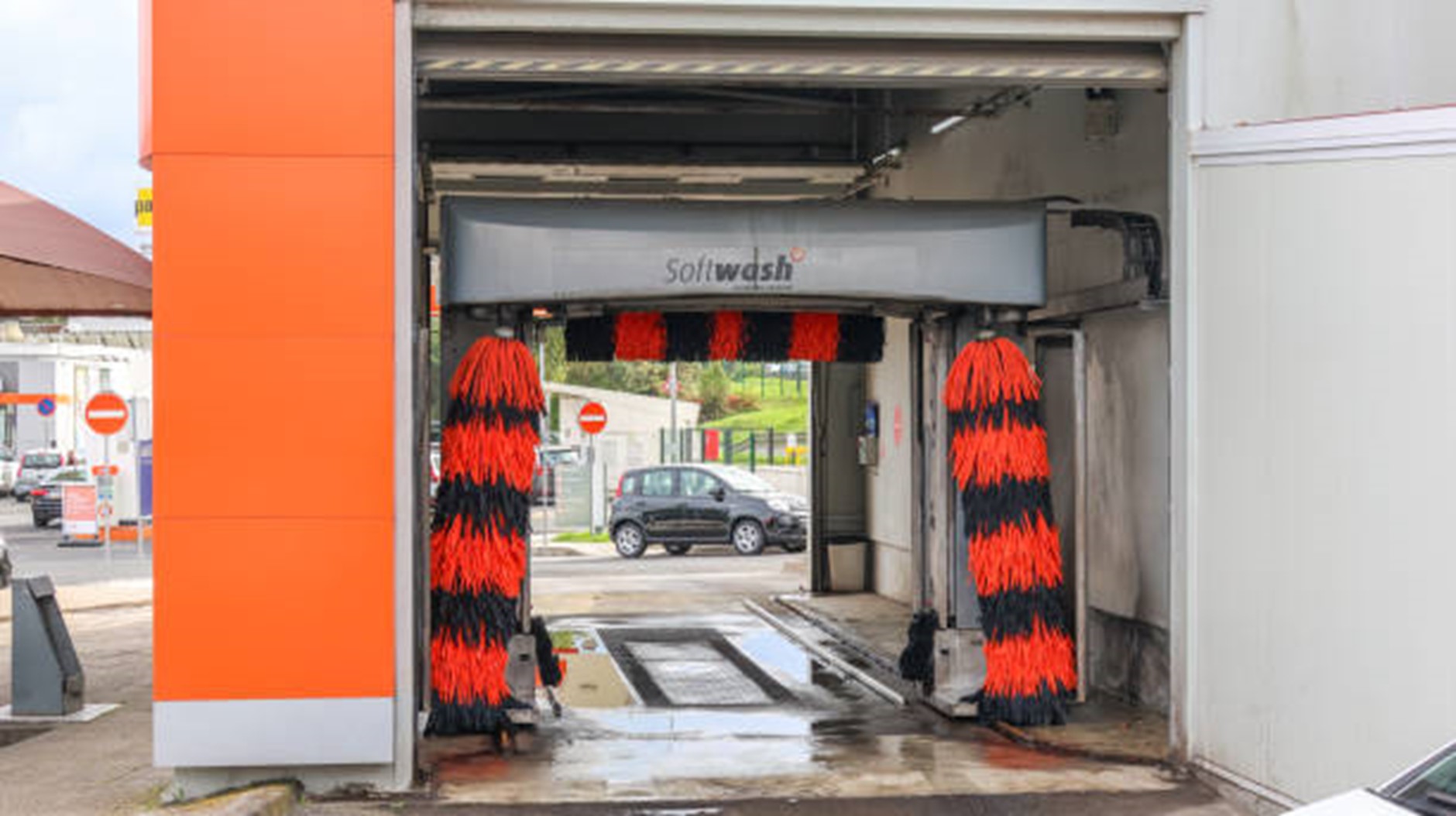 Brushless Carwash vs Touchless Carwash - Which is Better?